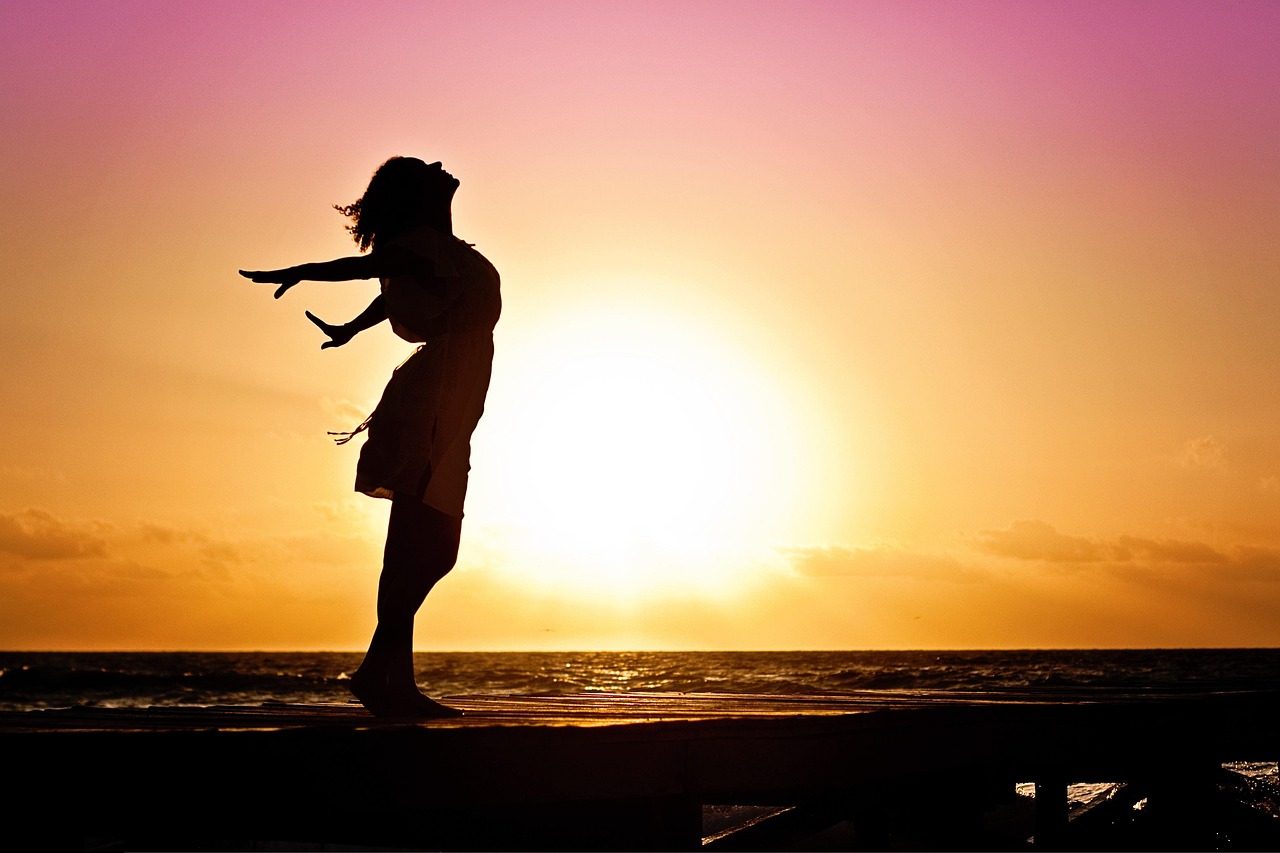 new year background, woman, silhouette, sunset, beach, sea, ocean, horizon, sunrise, dawn, nature, dusk, backlighting, woman silhouettes, happiness, freedom, joy-570883.jpg